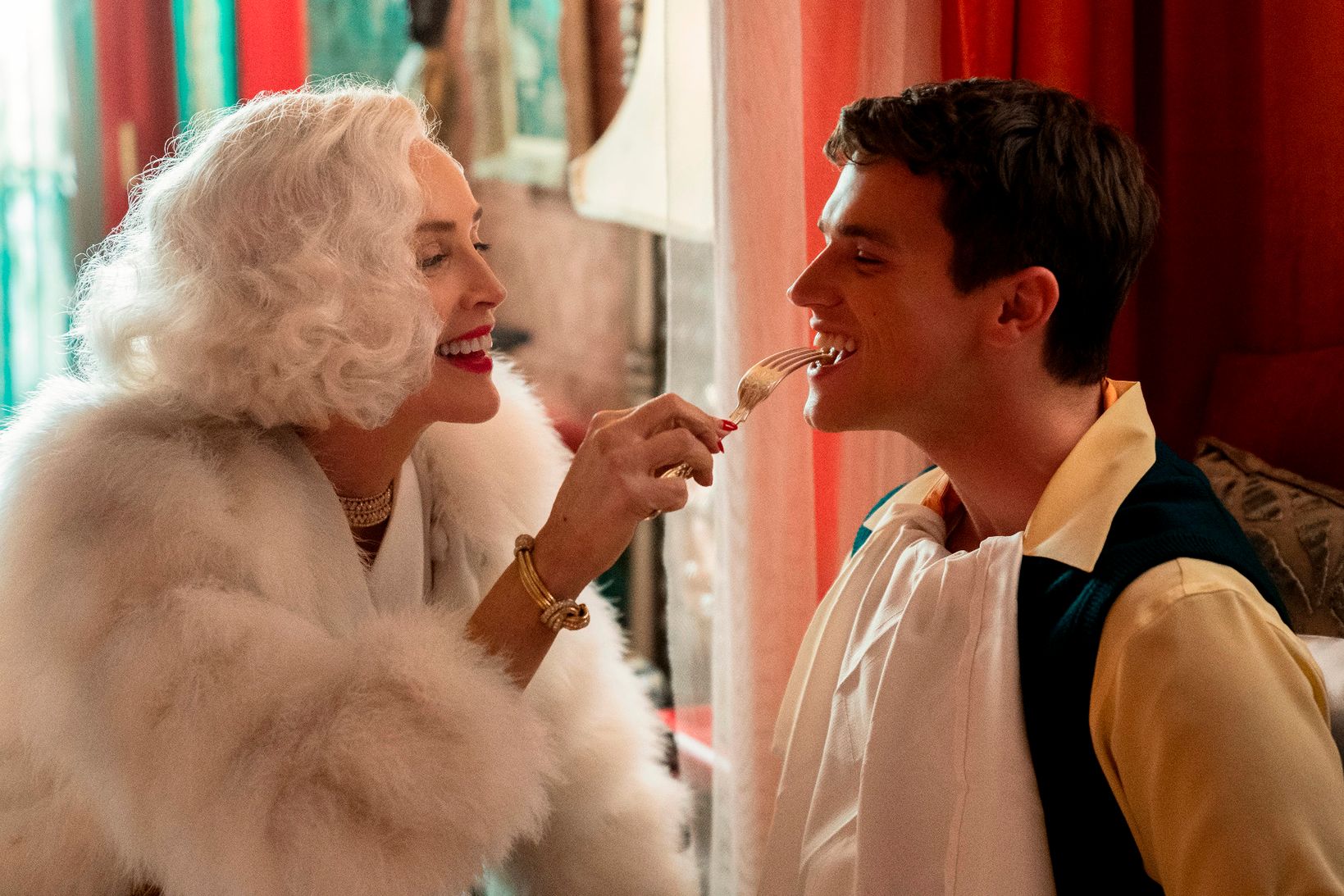 Sharon Stone som Lenore Osgood og Brandon Flynn som Henry Osgood i Ratched