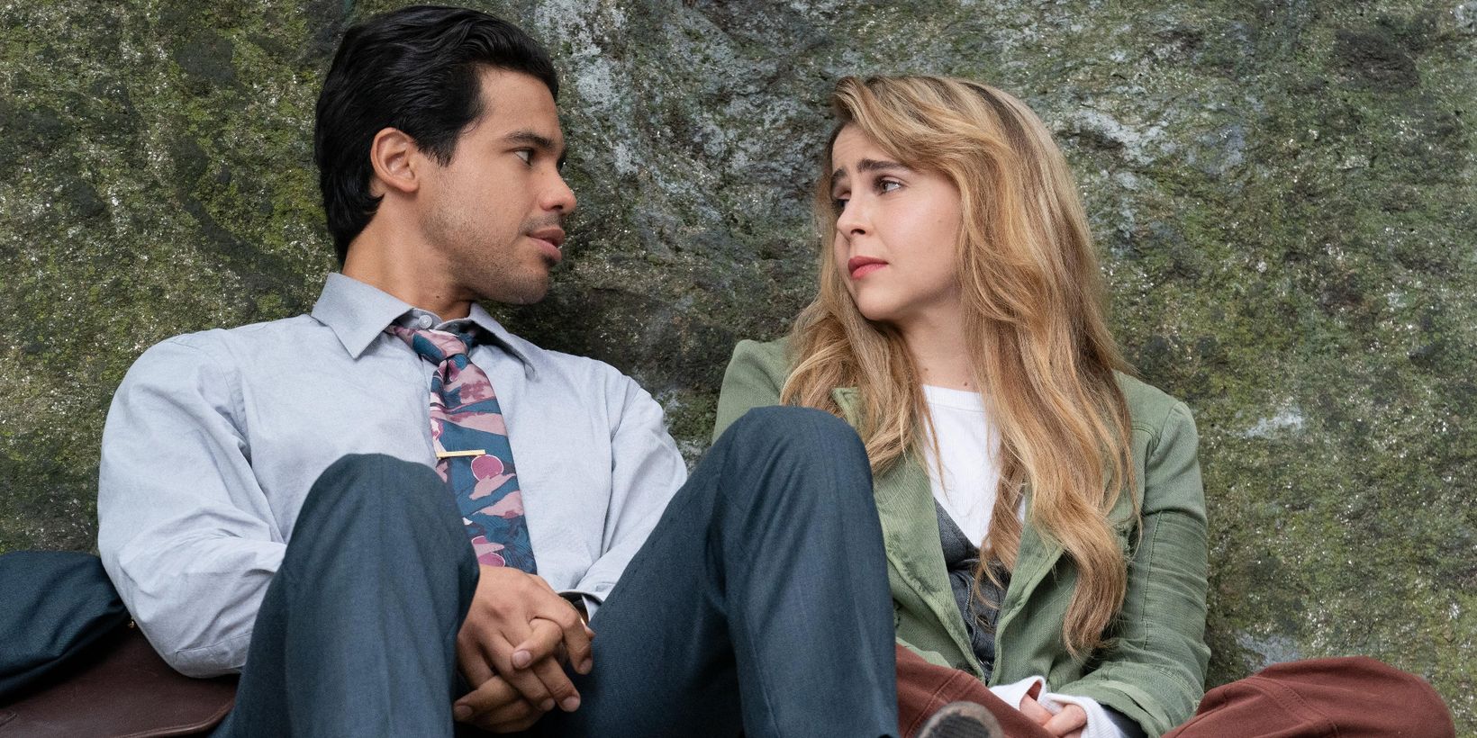 Carlos Valdes og Mae Whitman i Up Here