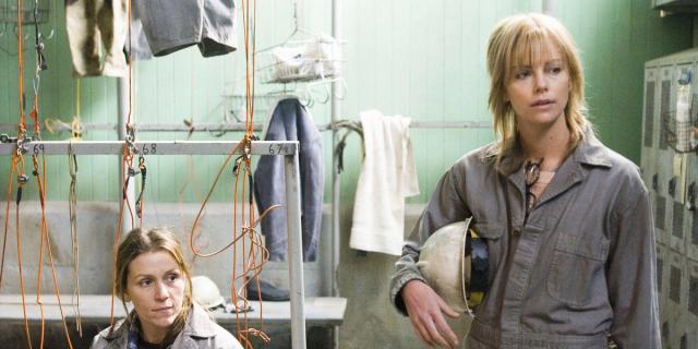 Charlize Theron og Frances McDormand i North Country