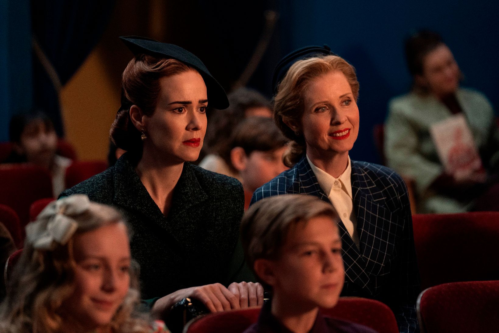 Sarah Paulson som Nurse Mildred Ratched og Cynthia Nixon som Gwendolyn Briggs i Ratched