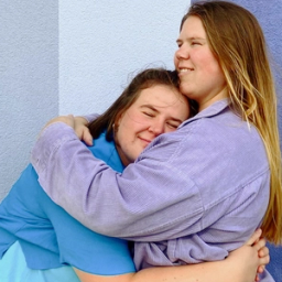 Søstrene Marin og Wilde i dokumentaren Søstre elsker evig