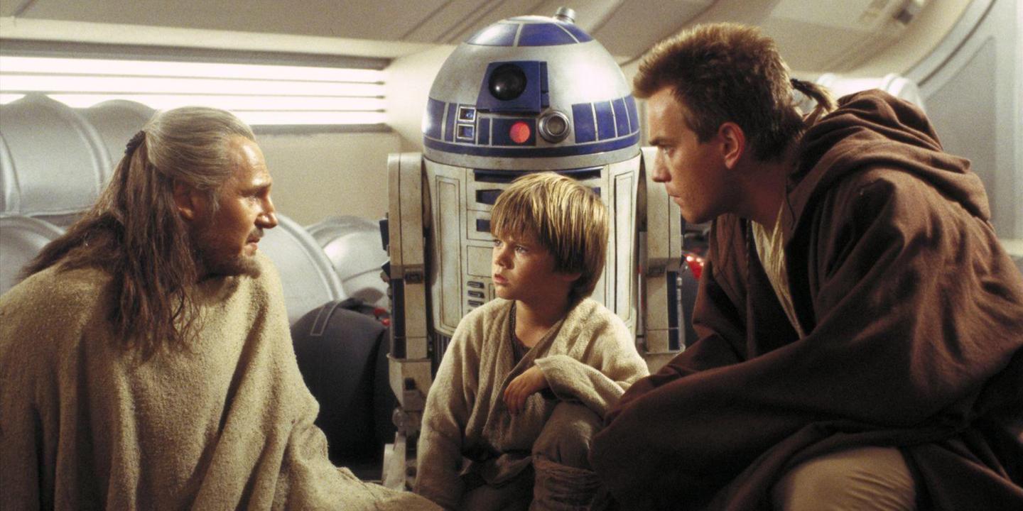 Jake Lloyd, Liam Neeson, Ewan McGregor og R2D2 i Star Wars: The Phantom Menace