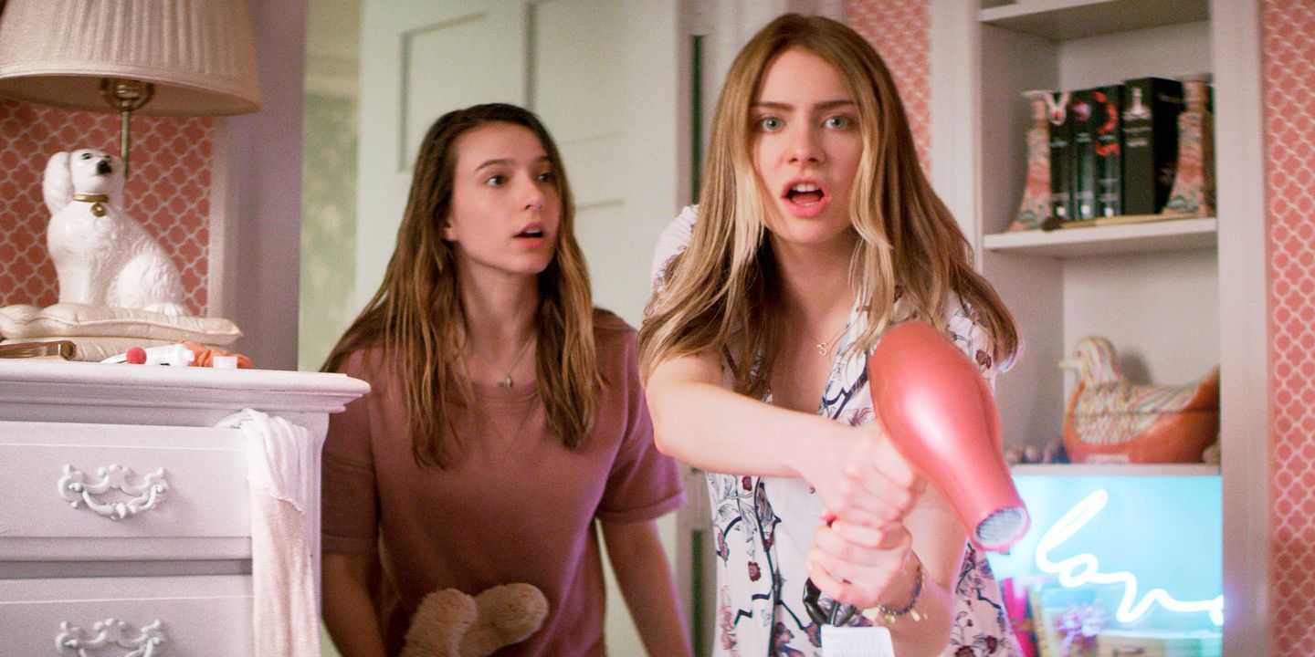 Anjelica Bette Fellini og Maddie Phillips i Teenage Bounty Hunters