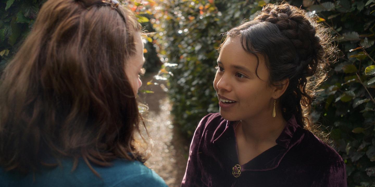 Kristine Frøseth og Alisha Bø i The Buccaneers sesong 1