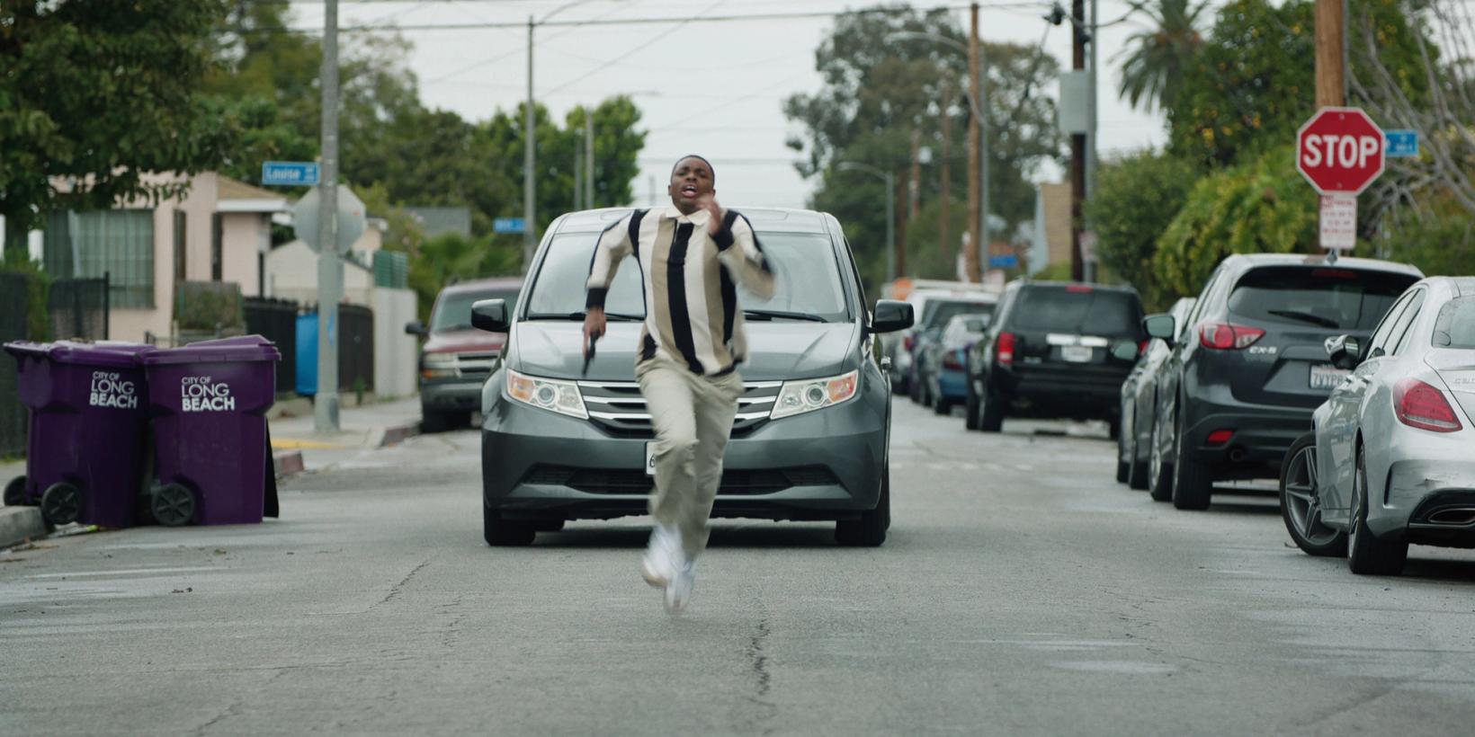 Vince Staples løper panisk foran en bil i The Vince Staples Show