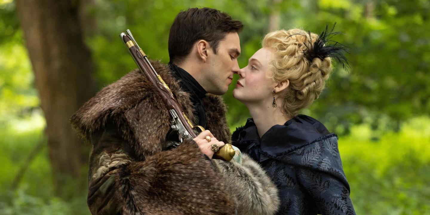 Nicholas Hoult og Elle Fanning i The Great sesong 3