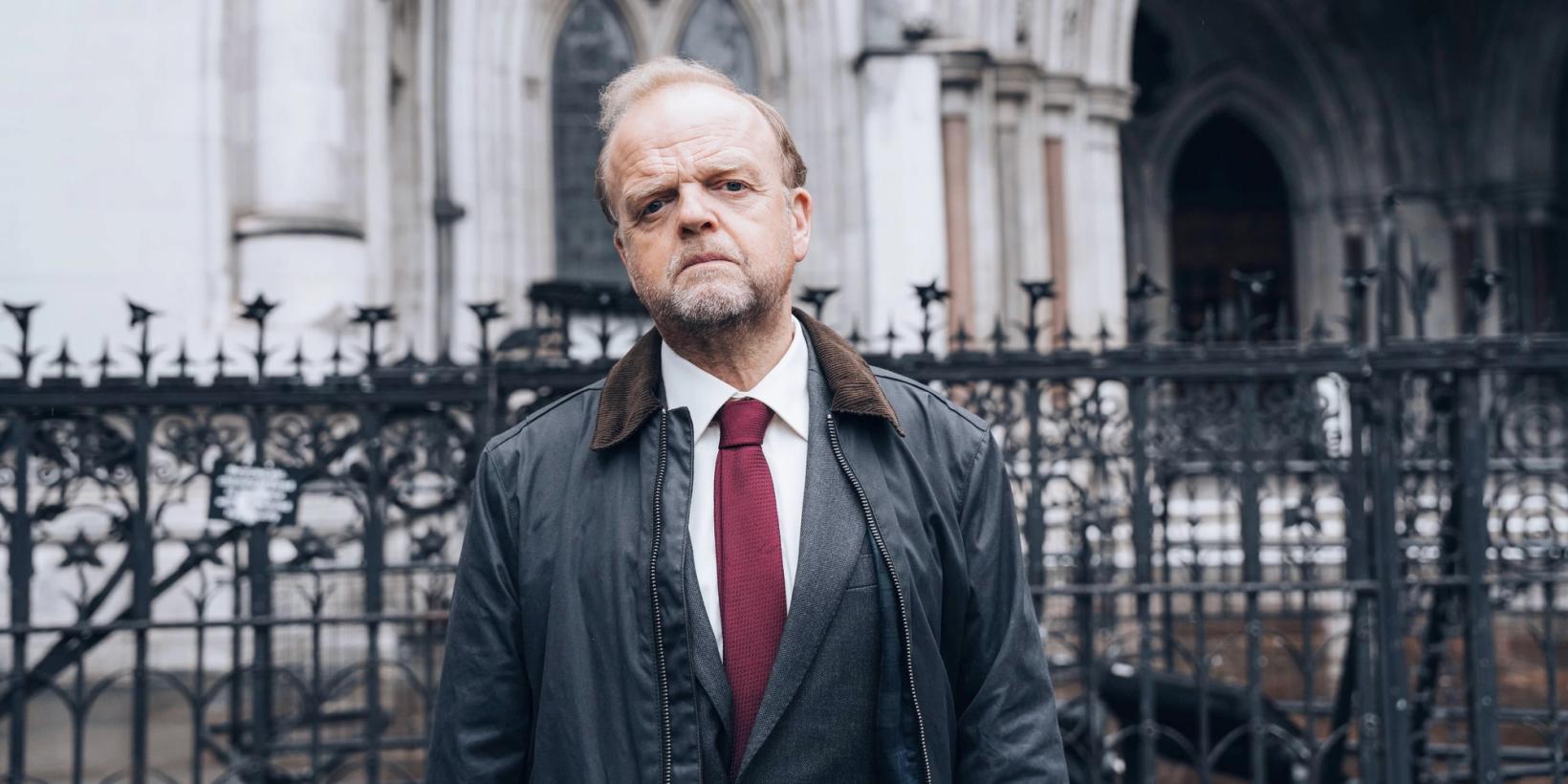 Toby Jones ser bestemt ut i Mr. Bates vs. the Post Office