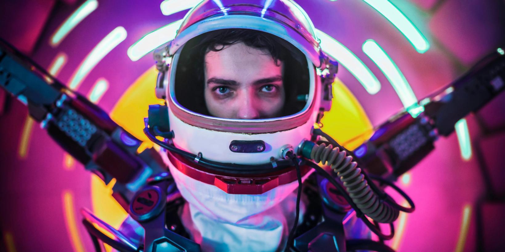 Kodi Smit-McPhee i 2067