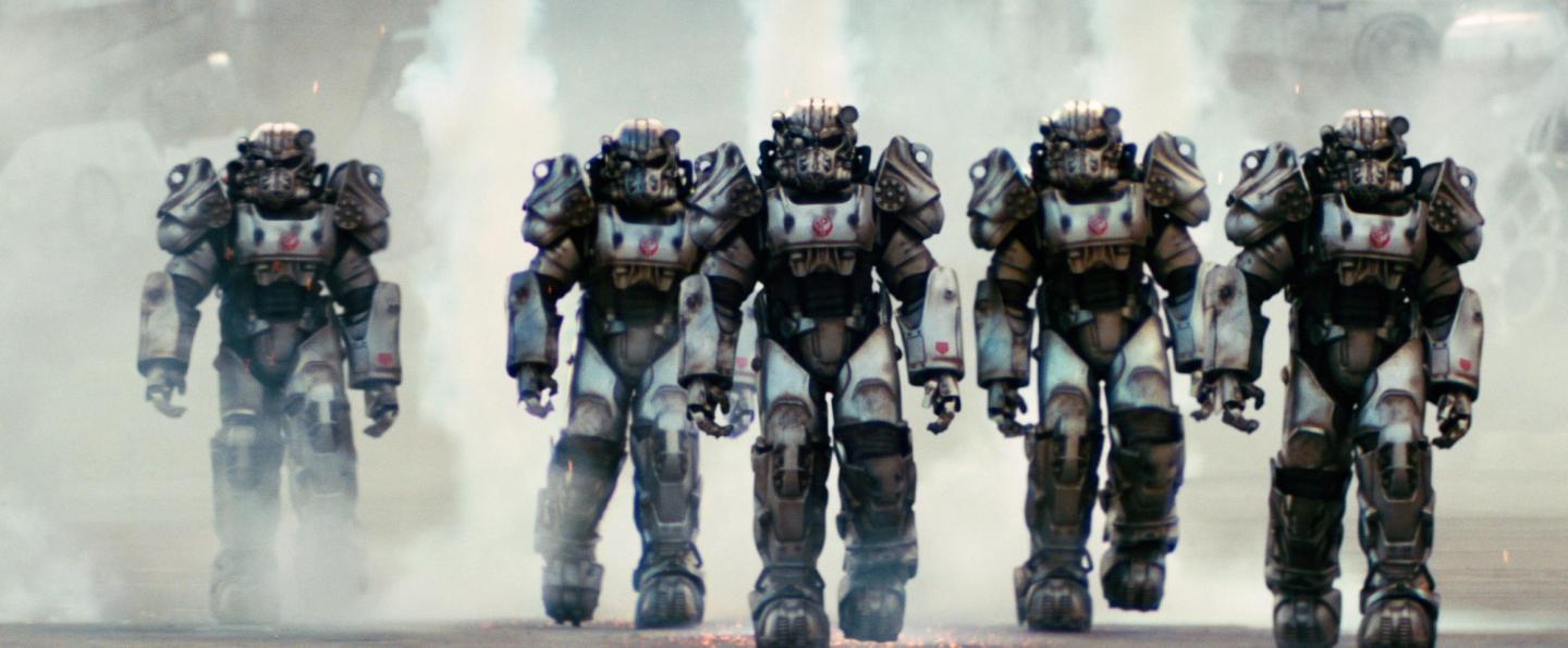 Fem mennesker med power armor i Fallout.