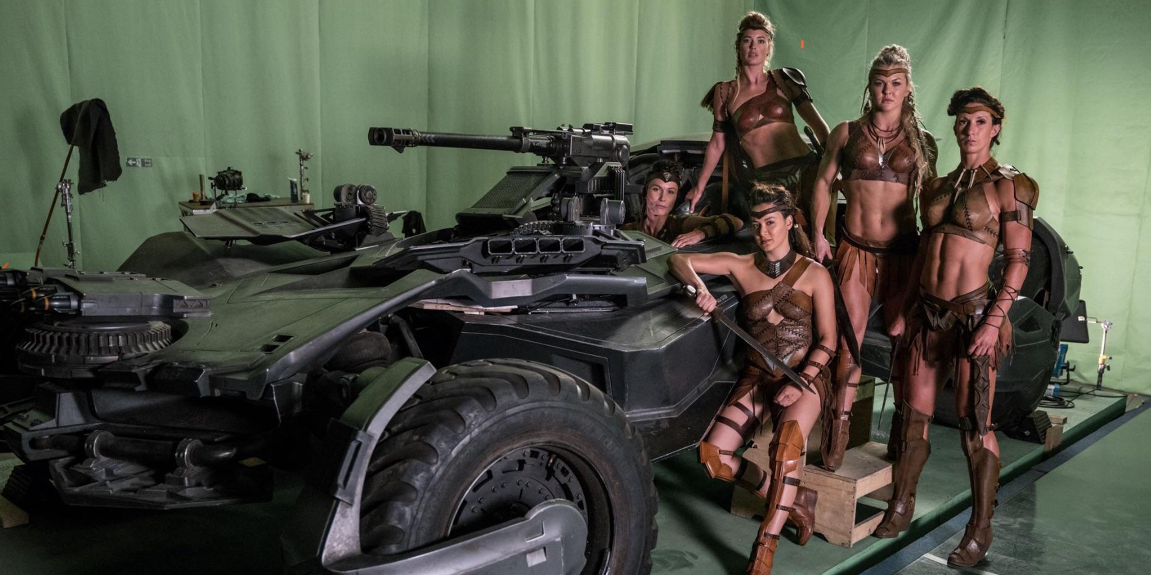 Lisa Loven Kongsli bak rattet på Batmobilen - Justice League - amazonkriger