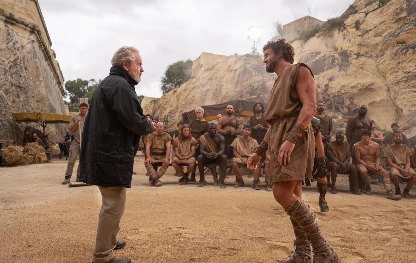 Ridley Scott og Paul Mescal under innspillingen av Gladiator 2