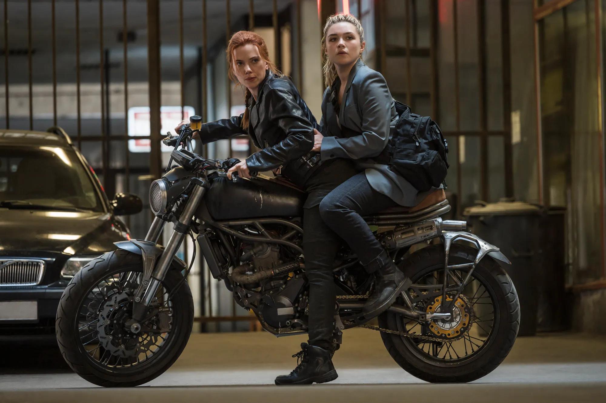 Scarlett Johansson, Florence Pugh are posing for a picture