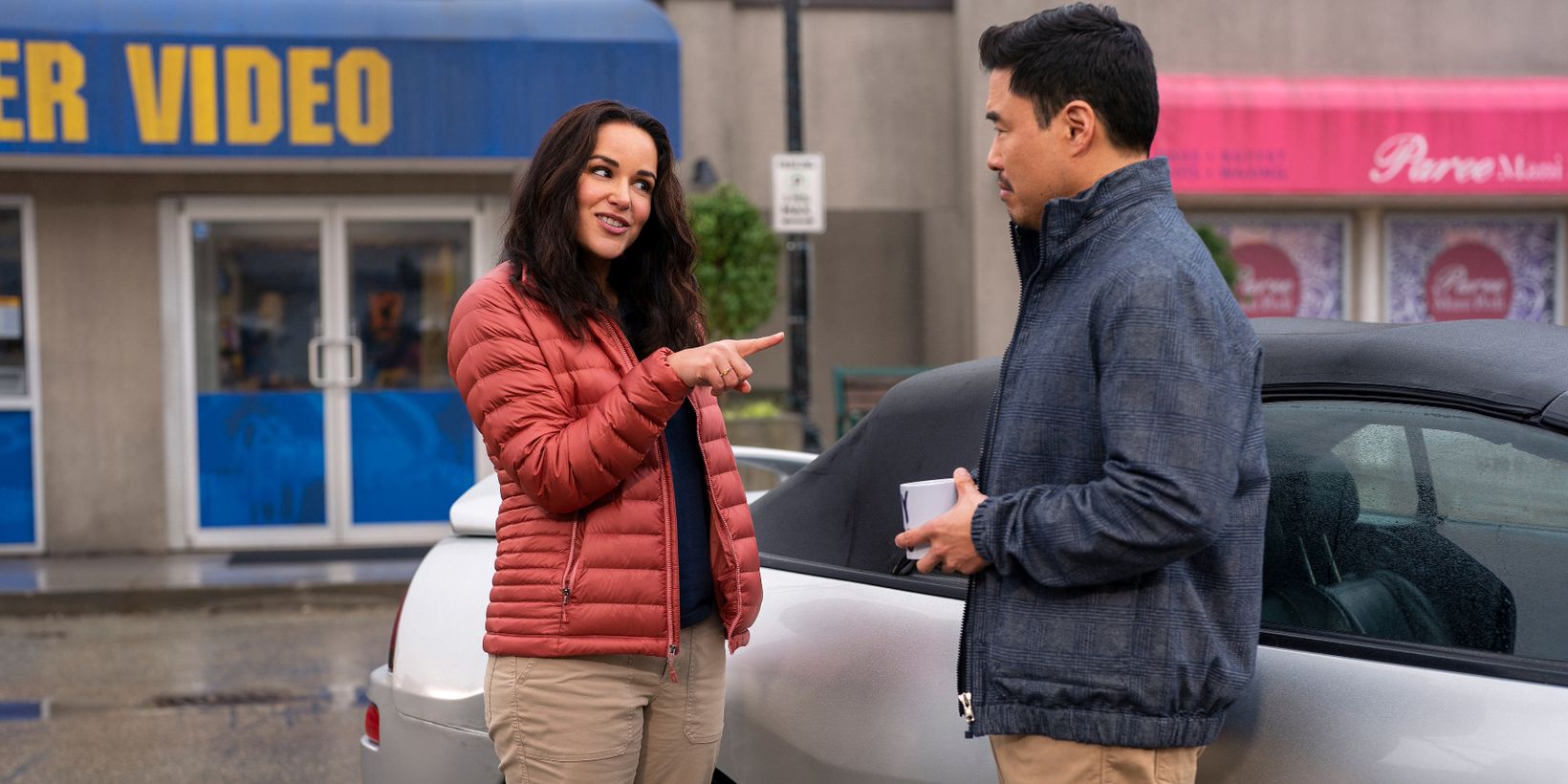 Melissa Fumero og Randall Park i Blockbuster