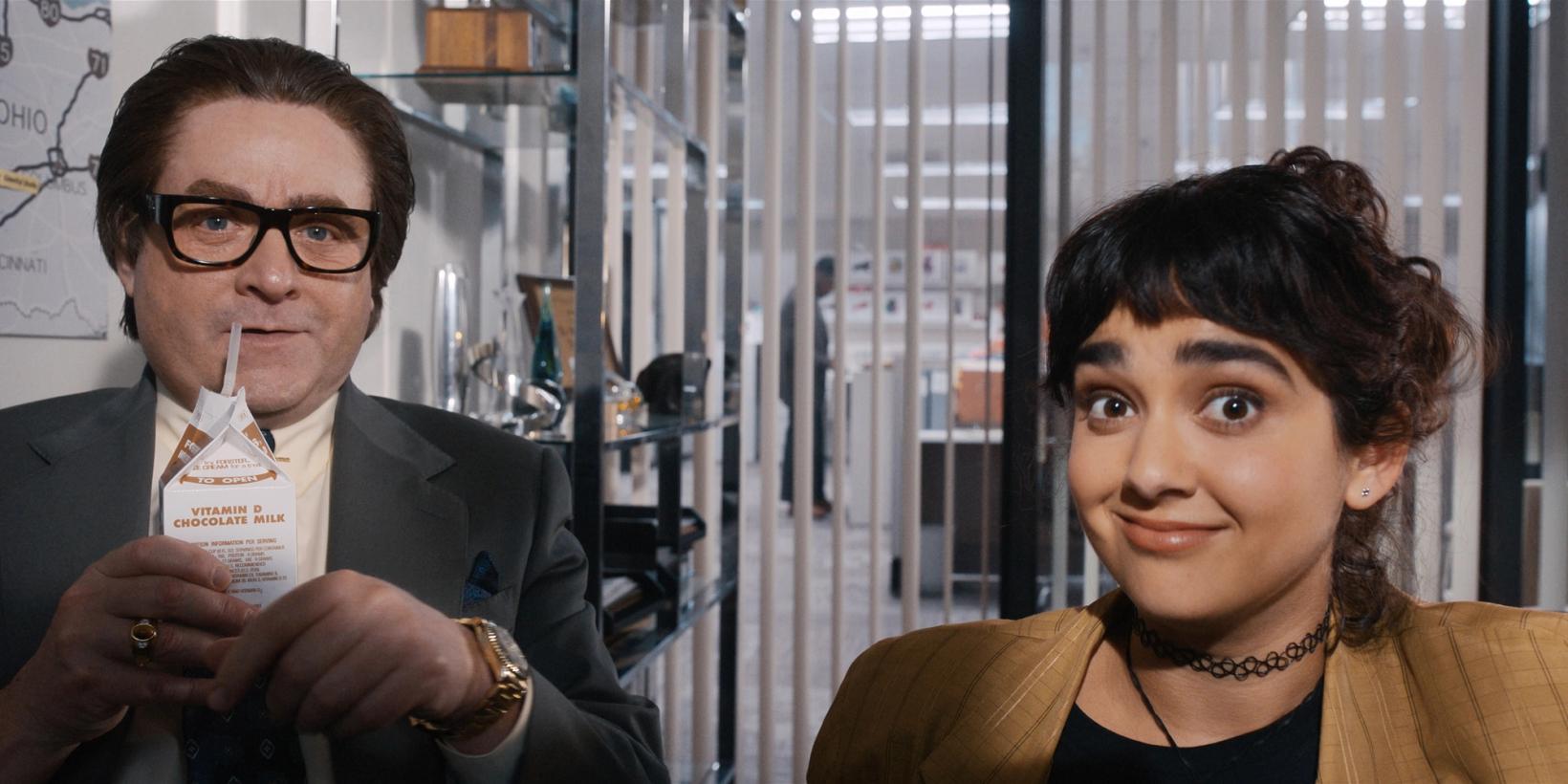 Zach Galifianakis og Geraldine Viswanathan i The Beanie Bubble