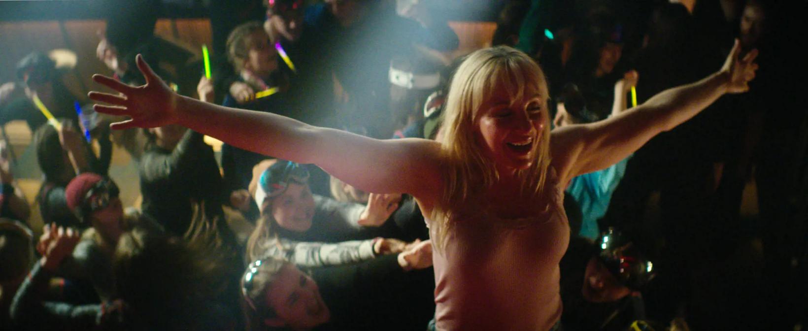 a person with the arms raised in front of a crowd of people