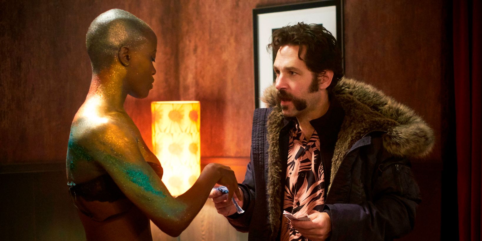 Florence Kasumba og Paul Rudd i Mute