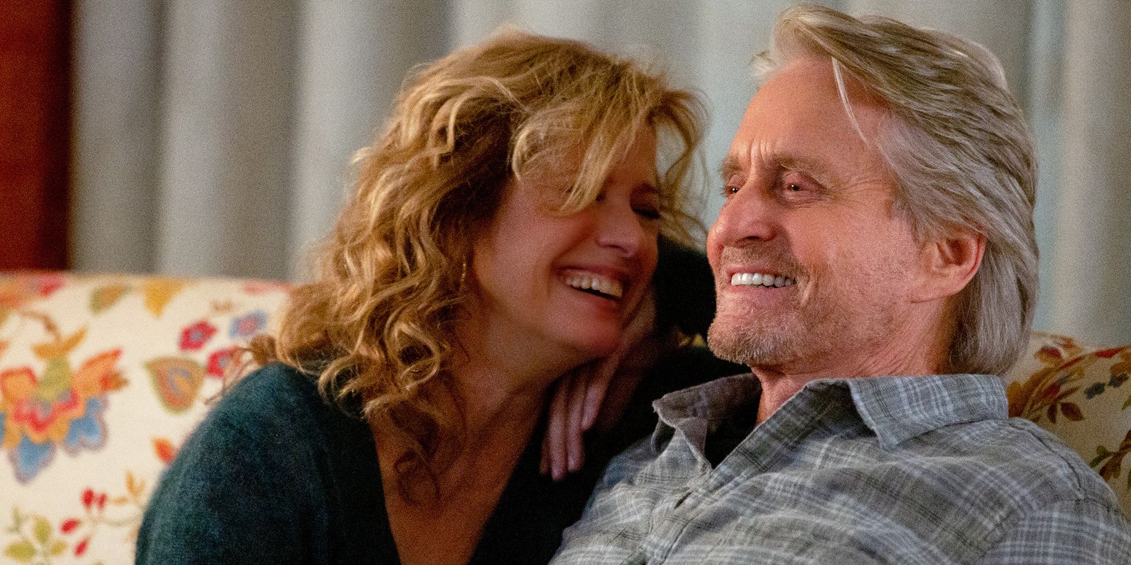 Michael Douglas og Nancy Travis i The Kominsky Method sesong 2