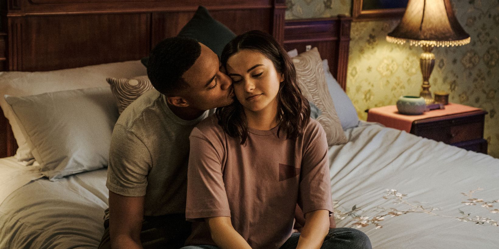Jessie T. Usher og Camila Mendes i Dangerous Lies