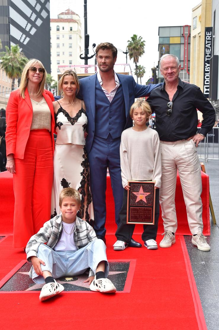 Leonie Hemsworth, from left, Sasha Hemsworth, Elsa Pataky, Chris Hemsworth, Tristan Hemsworth, and Craig Hemsworth
