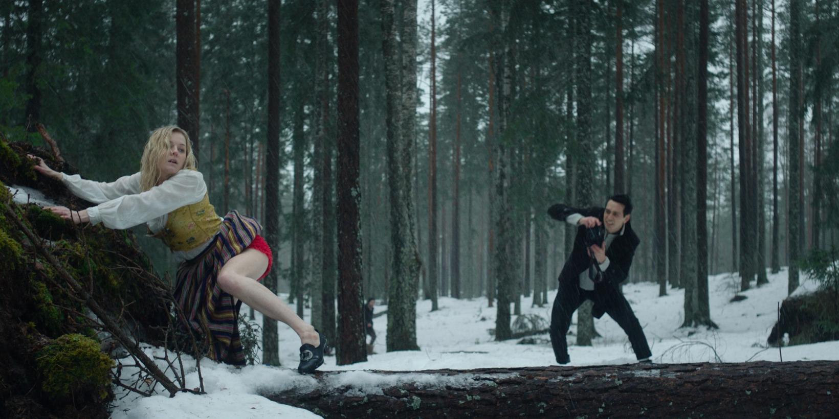 Mariann Holes karakter Lene lener seg mot en stokk med bunaden trukket opp over rumpa i Max-serien MILF of Norway. En person står bak og fotograferer.