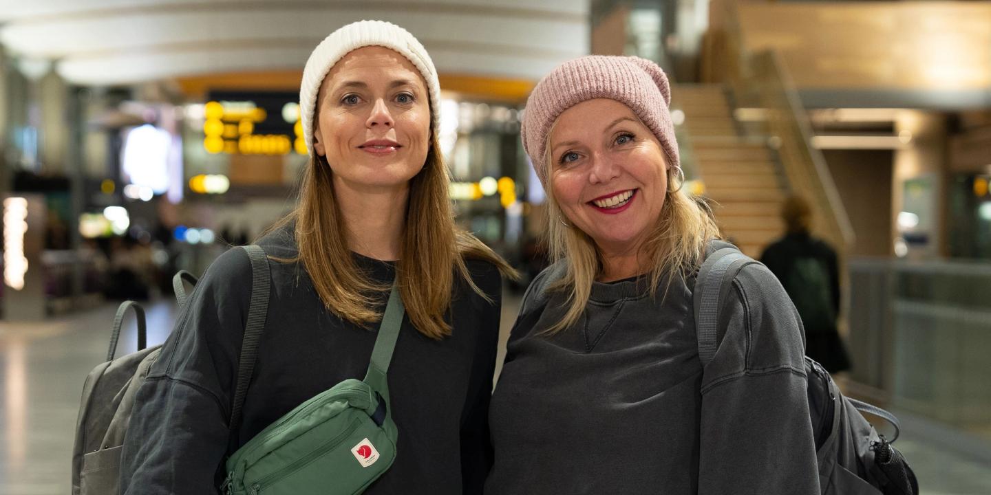 Ine Jansen og Linn Skåber smiler til kamera på Gardermoen flyplass i Null stjerner