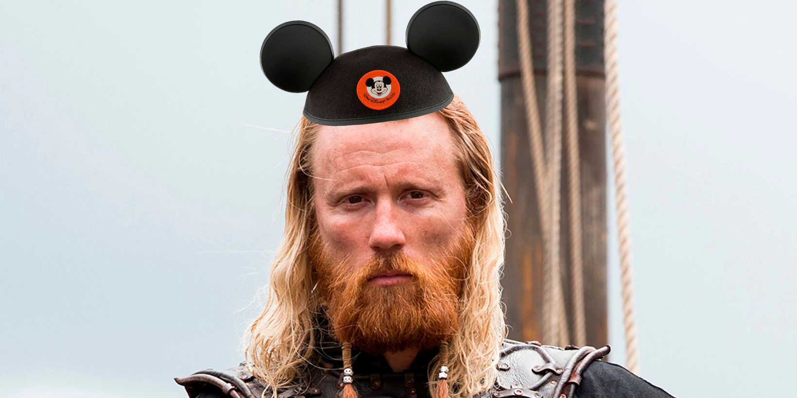 Thorbjørn Harr i Vikings, med Disney-hatt