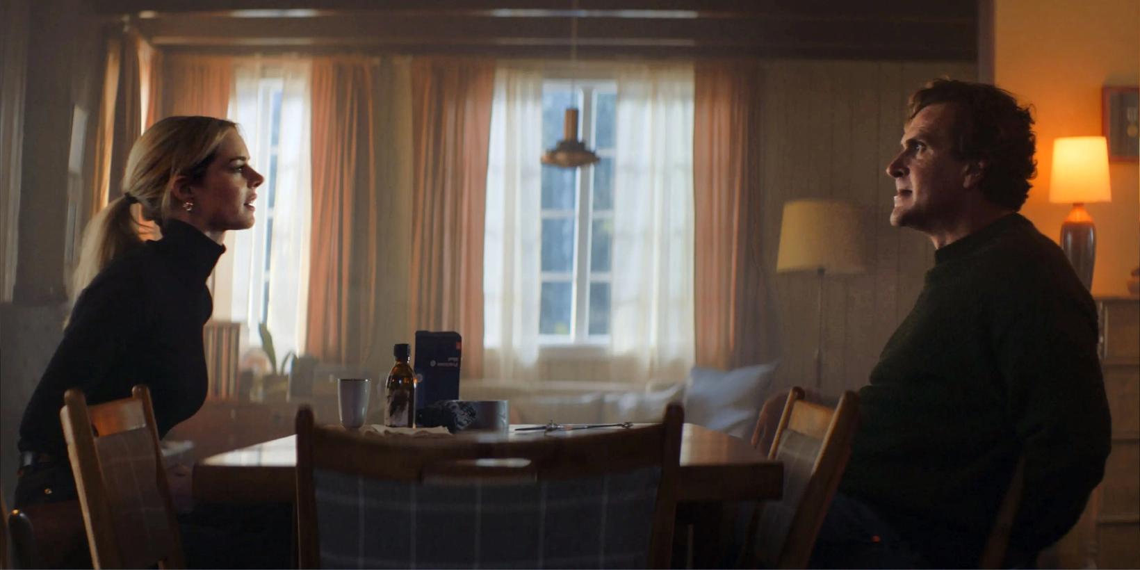 Samara Weaving og Jason Segel i Over Your Dead Body