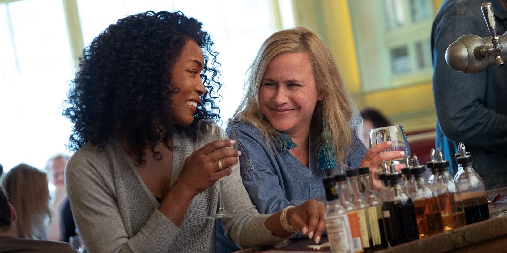 Angela Bassett og Patricia Arquette i Otherhood