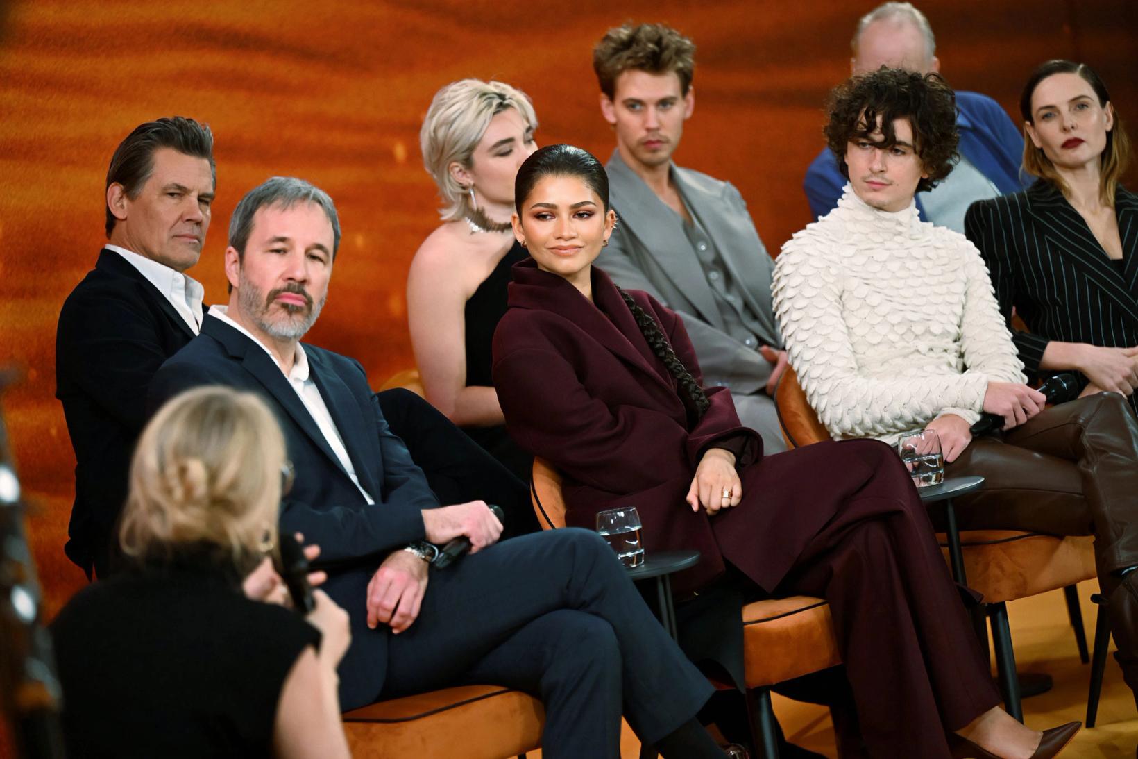 Josh Brolin, Denis Villeneuve, Florence Pugh, Zendaya, Austin Butler, Timothée Chalamet og Rebecca Ferguson på en pressekonferanse for Dune: Part Two.