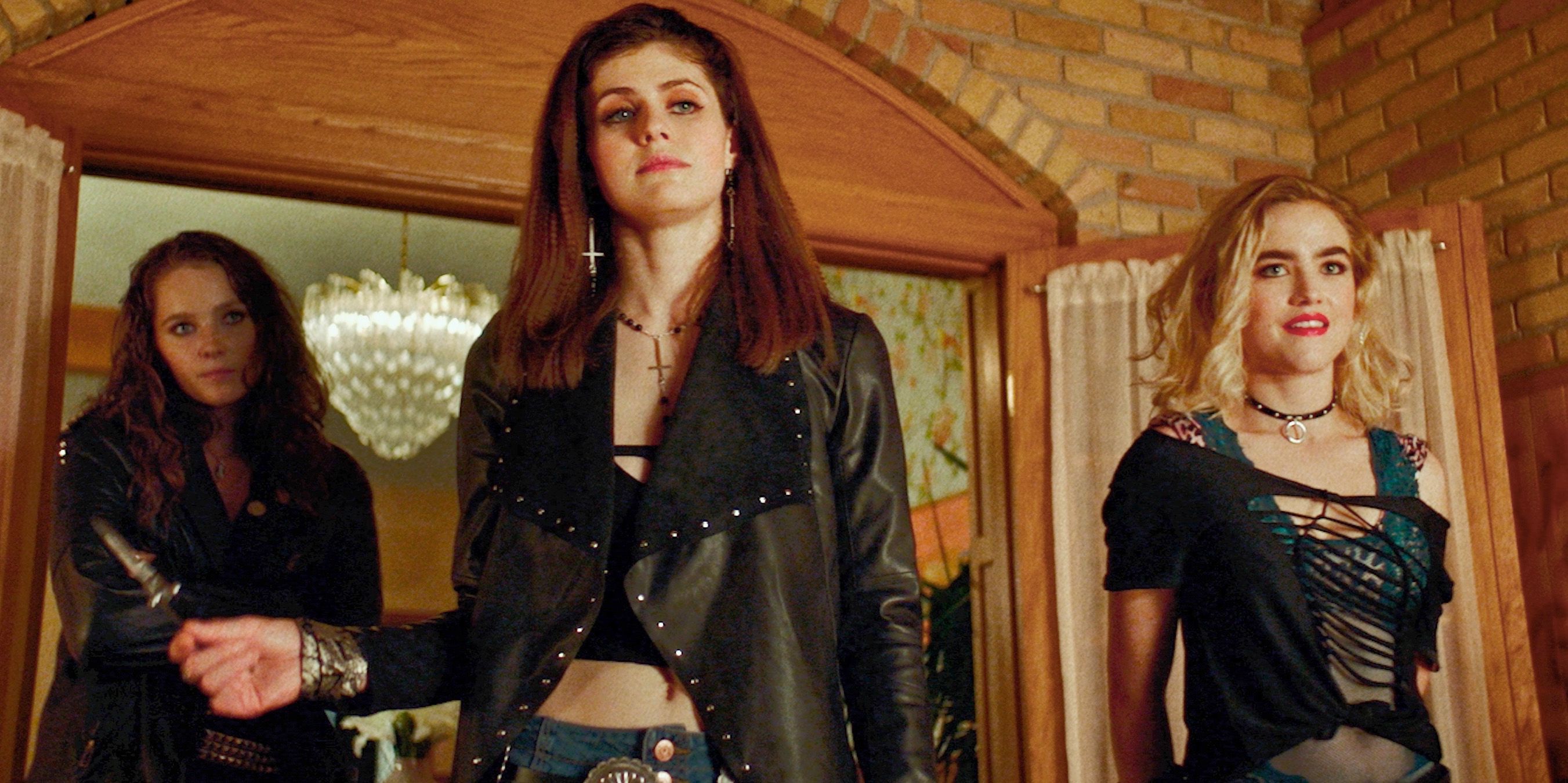 Amy Forsyth, Alexandra Daddario og Maddie Hasson i We Summon the Darkness