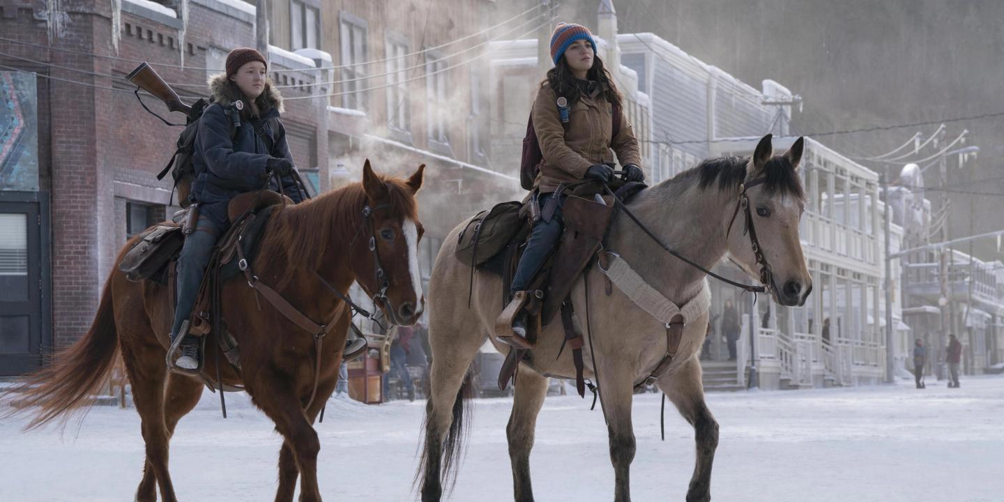 Bella Ramsey og Isabela Merced i The Last of Us sesong 2