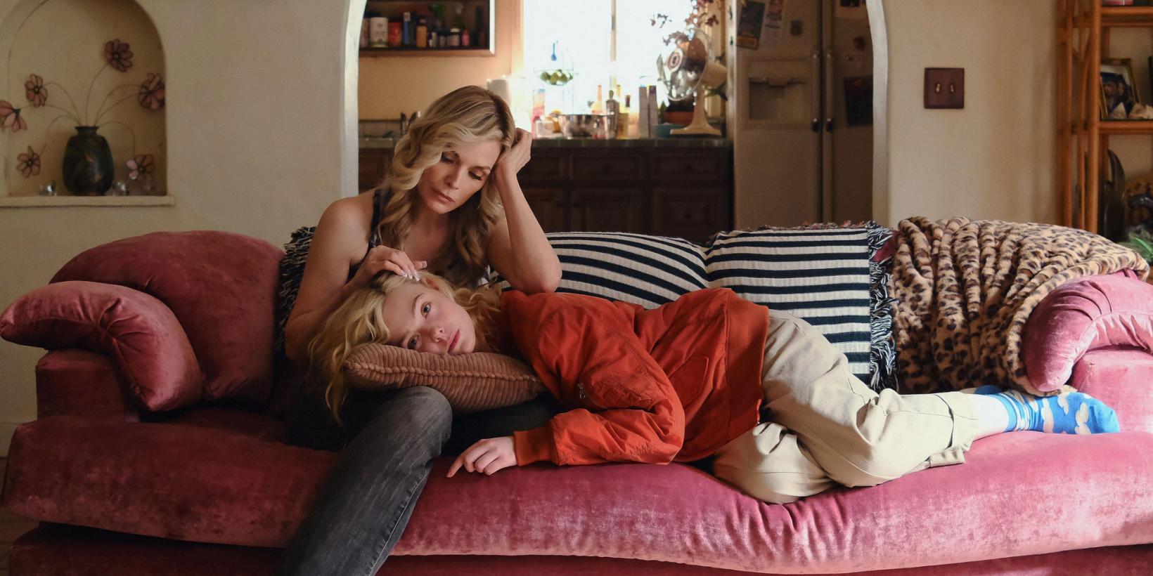 Michelle Pfeiffer og Elle Fanning i Margo's Got Money Troubles