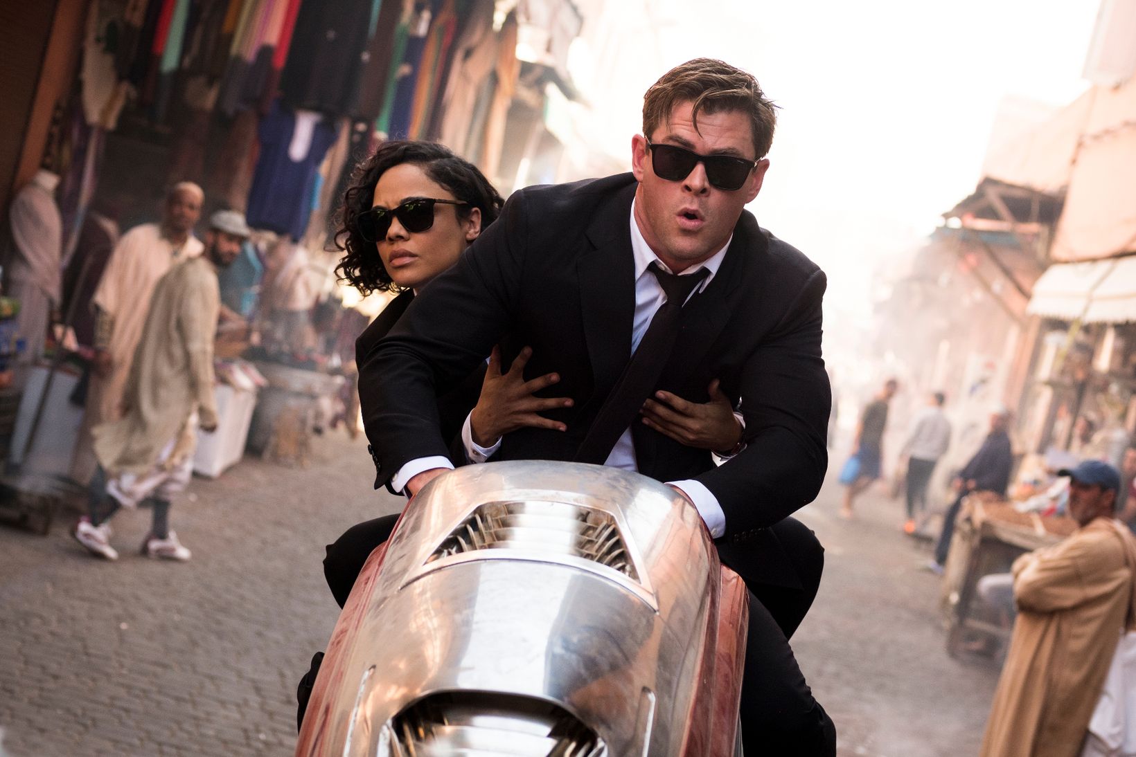 Tessa Thompson og Chris Hemsrrworth i Men in Black: International