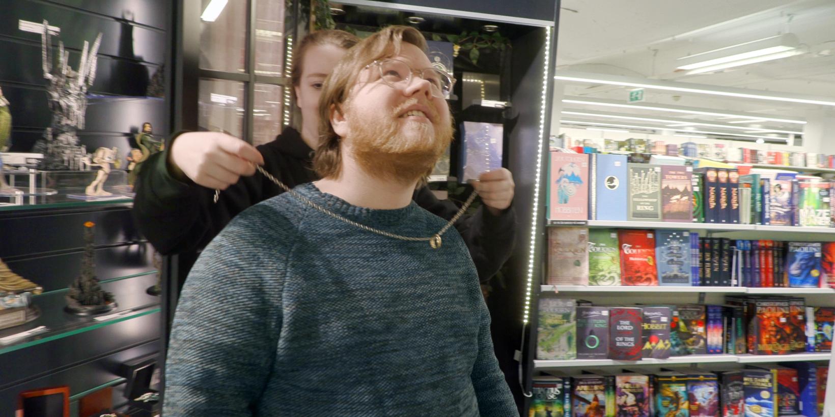 Mathilda fra Outland fester The Ring rundt hansen til Erlend fra Filmweb