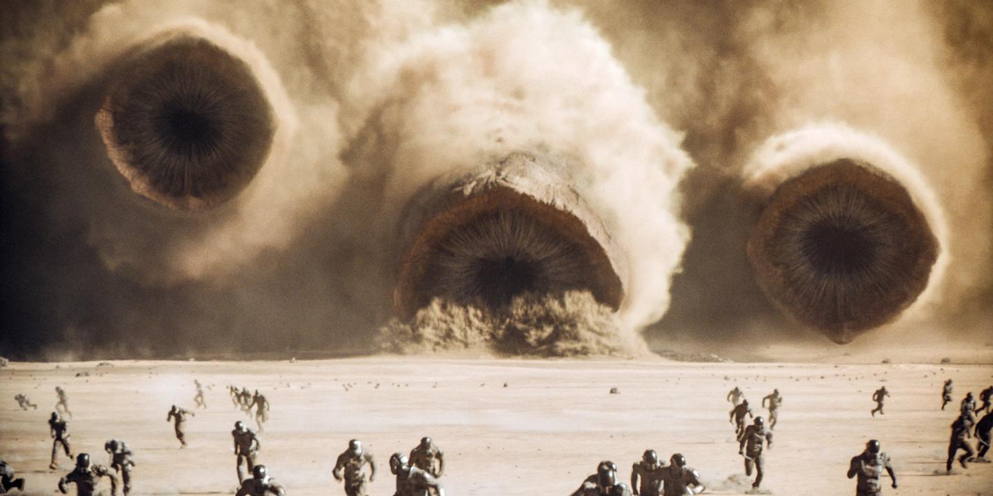 Tre sandormer nærmer seg en folkemengde i Dune: Part Two