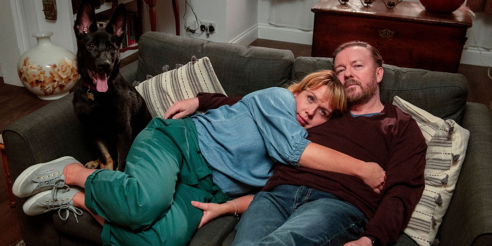 Ashley Jensen og Ricky Gervais i After Life sesong 2