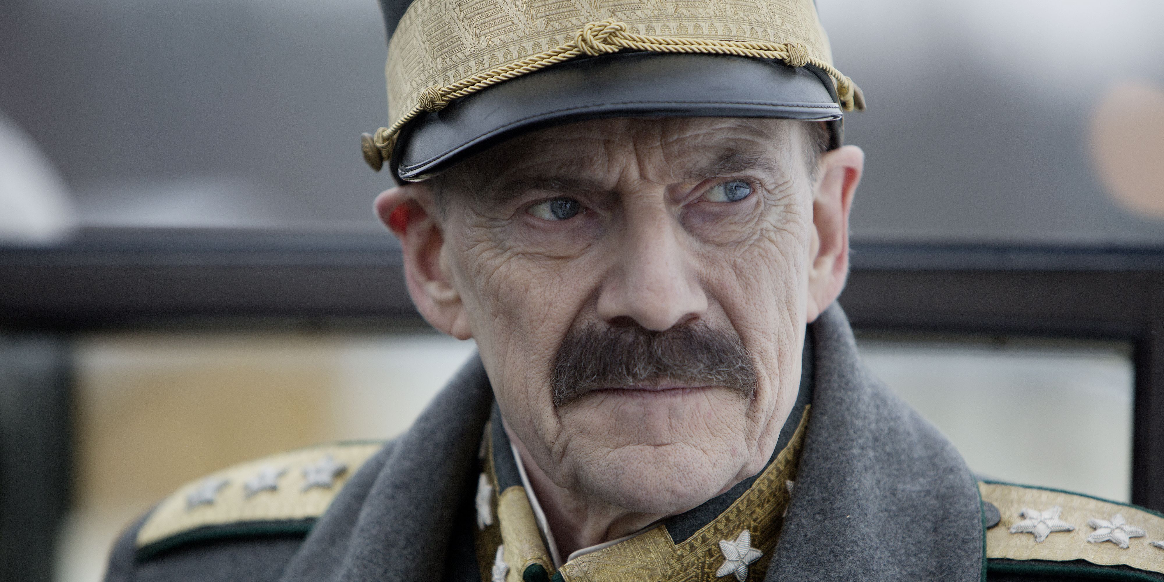 Jesper Christensen som Kong Haakon VII i Kongens nei