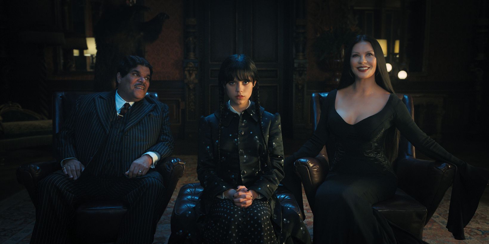 Catherine Zeta-Jones, Luis Guzmán og Jenna Ortega i Wednesday