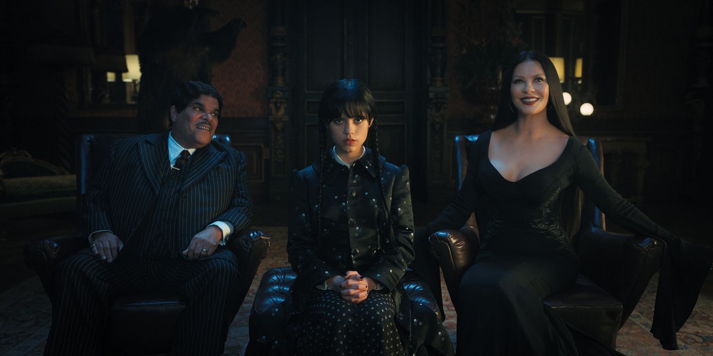 Catherine Zeta-Jones, Luis Guzmán og Jenna Ortega i Wednesday