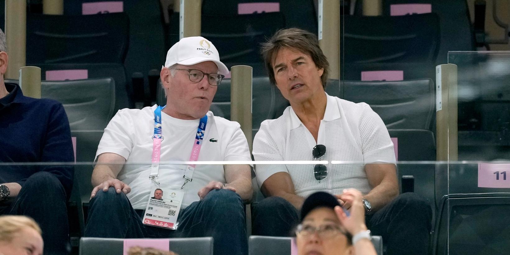 Skuespiller Tom Cruise ser på under en kvalifiseringsrunde i kvinnegymnastikk ved Sommer-OL 2024, søndag 28. juli 2024, i Paris.