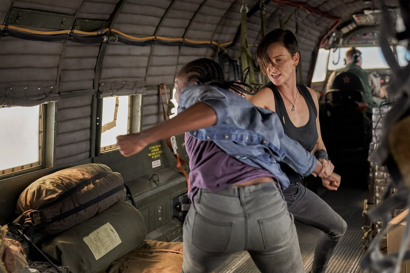 Kiki Layne og Charlize Theron i The Old Guard