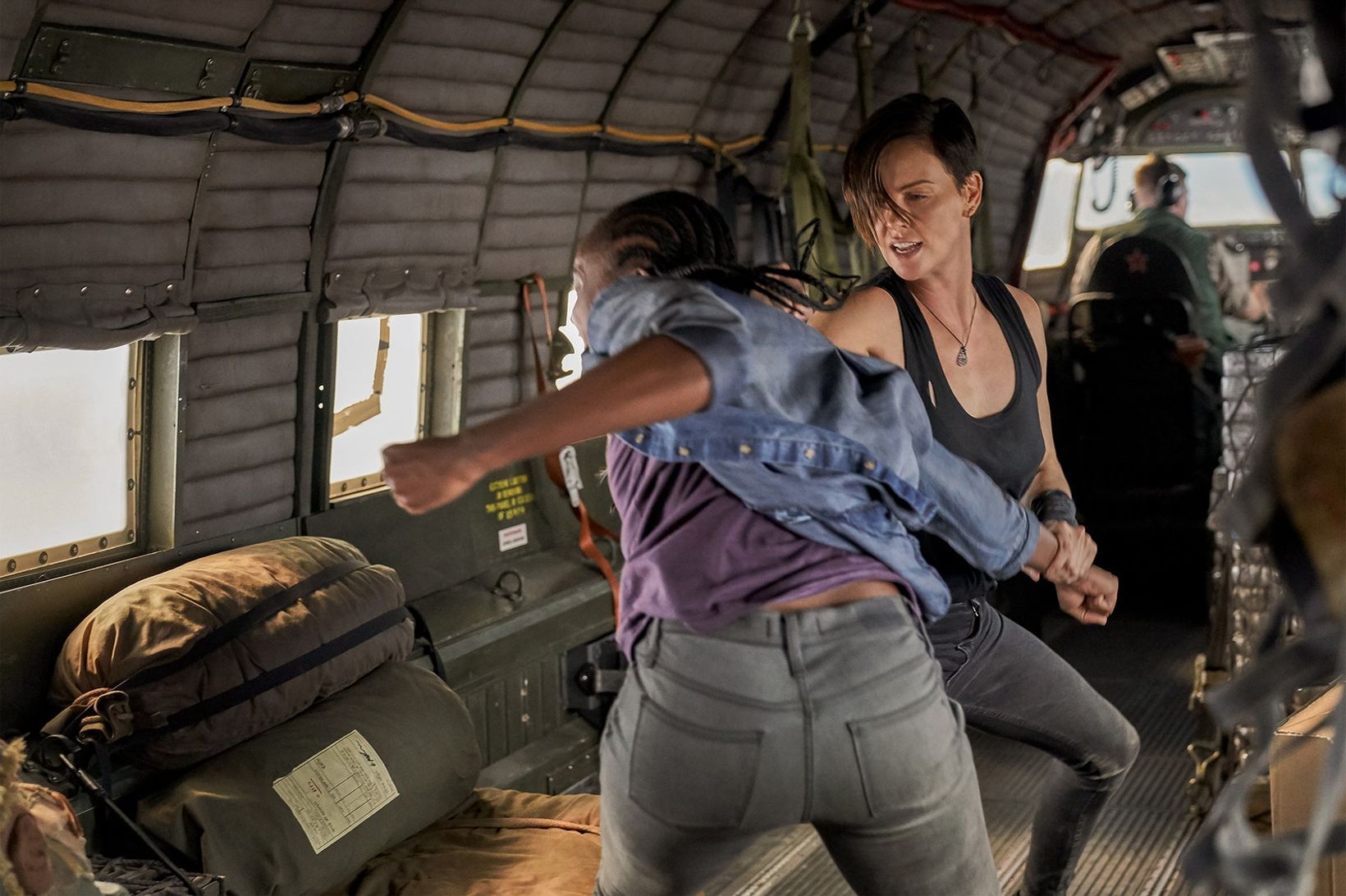 Kiki Layne og Charlize Theron i The Old Guard
