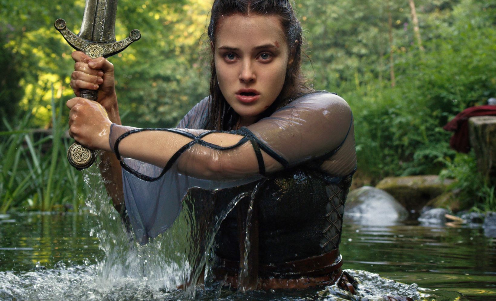 Katherine Langford i Cursed sesong 1