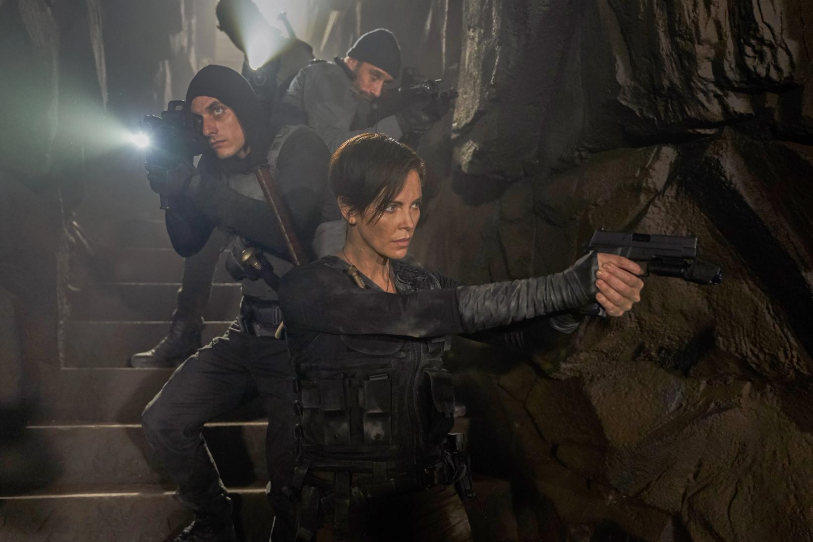Luca Marinelli, Matthias Schoenaerts og Charlize Theron i The Old Guard