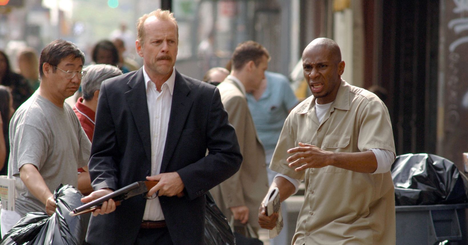 Bruce Willis og Yasiin Bey i 16 Blocks
