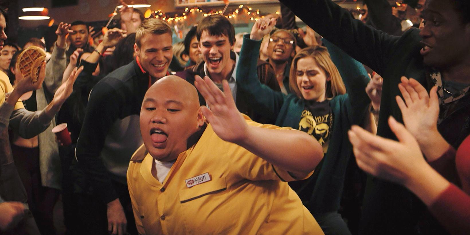 Jacob Batalon og Kiernan Shipka i Let It Snow