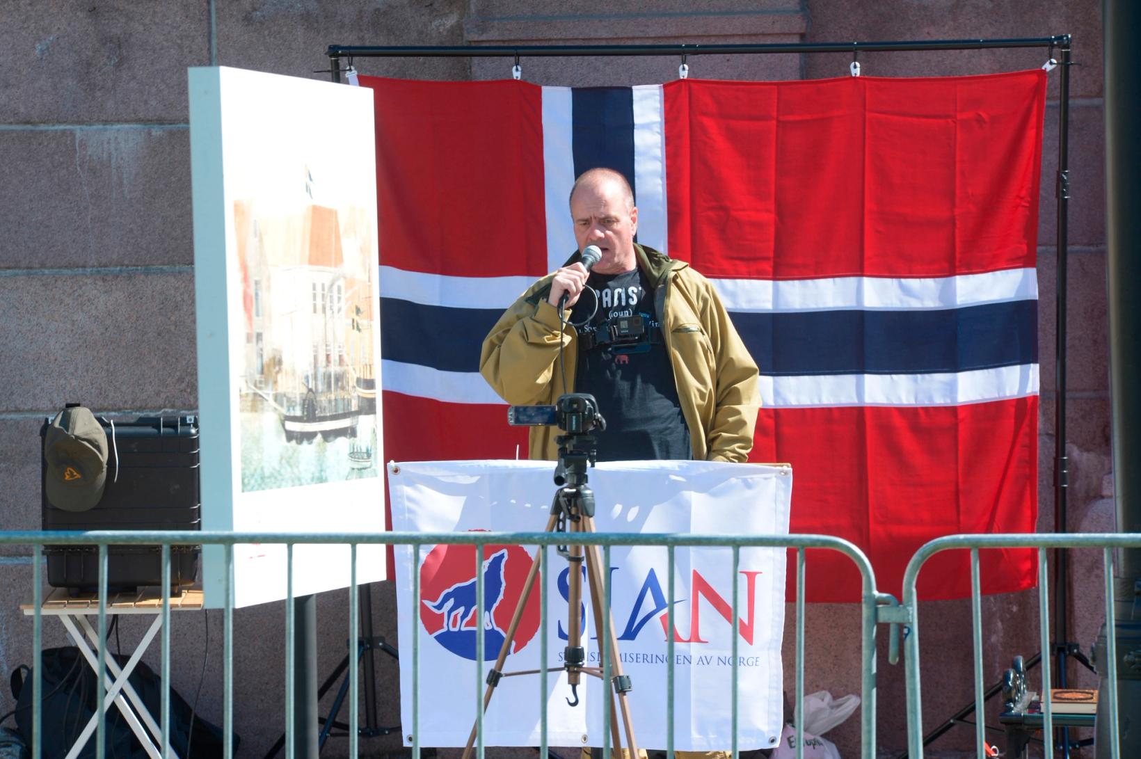 SIAN-leder Lars Thorsen taler under markeringen på Eidsvolls plass i Oslo, mai 2021