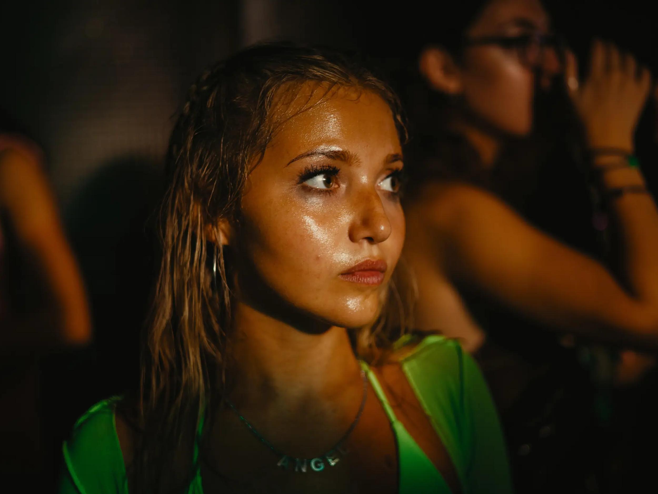 Qor malikasi porno film Trans Eva Lin bilan porno