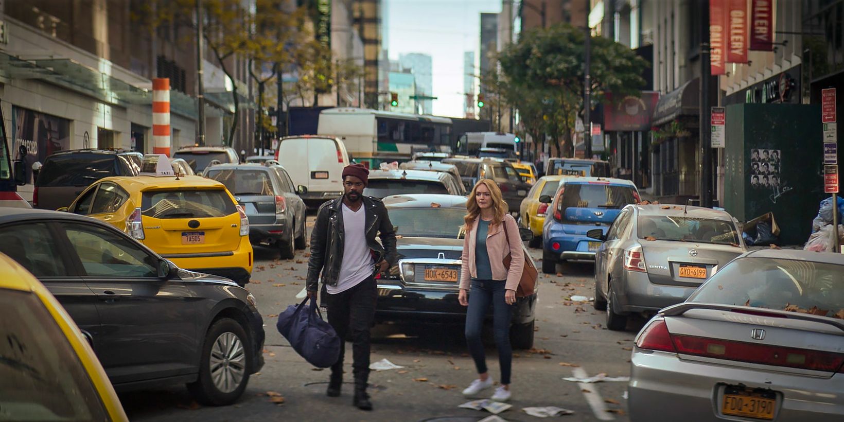 Jovan Adepo og Heather Graham i The Stand