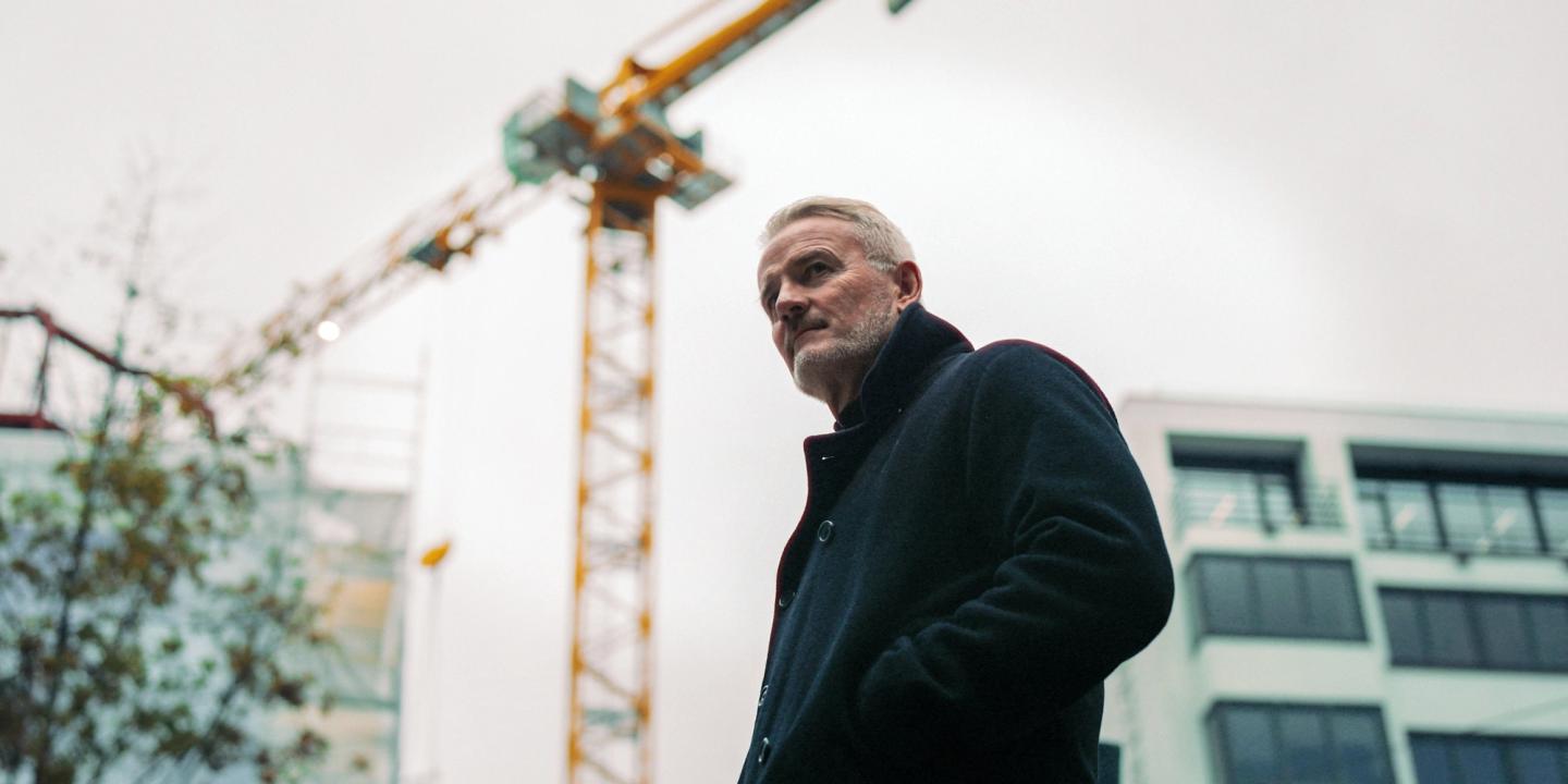 Johnny Brenna i promobilde for Krimvakta